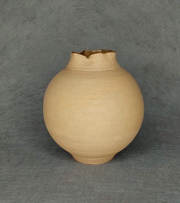 Atelier Charles Barraud vase en céramique artisanale élégant et brut. vase céramique vivante